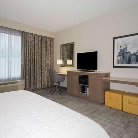 Hampton Inn And Suites Minneapolis University Area, Mn Exterior photo