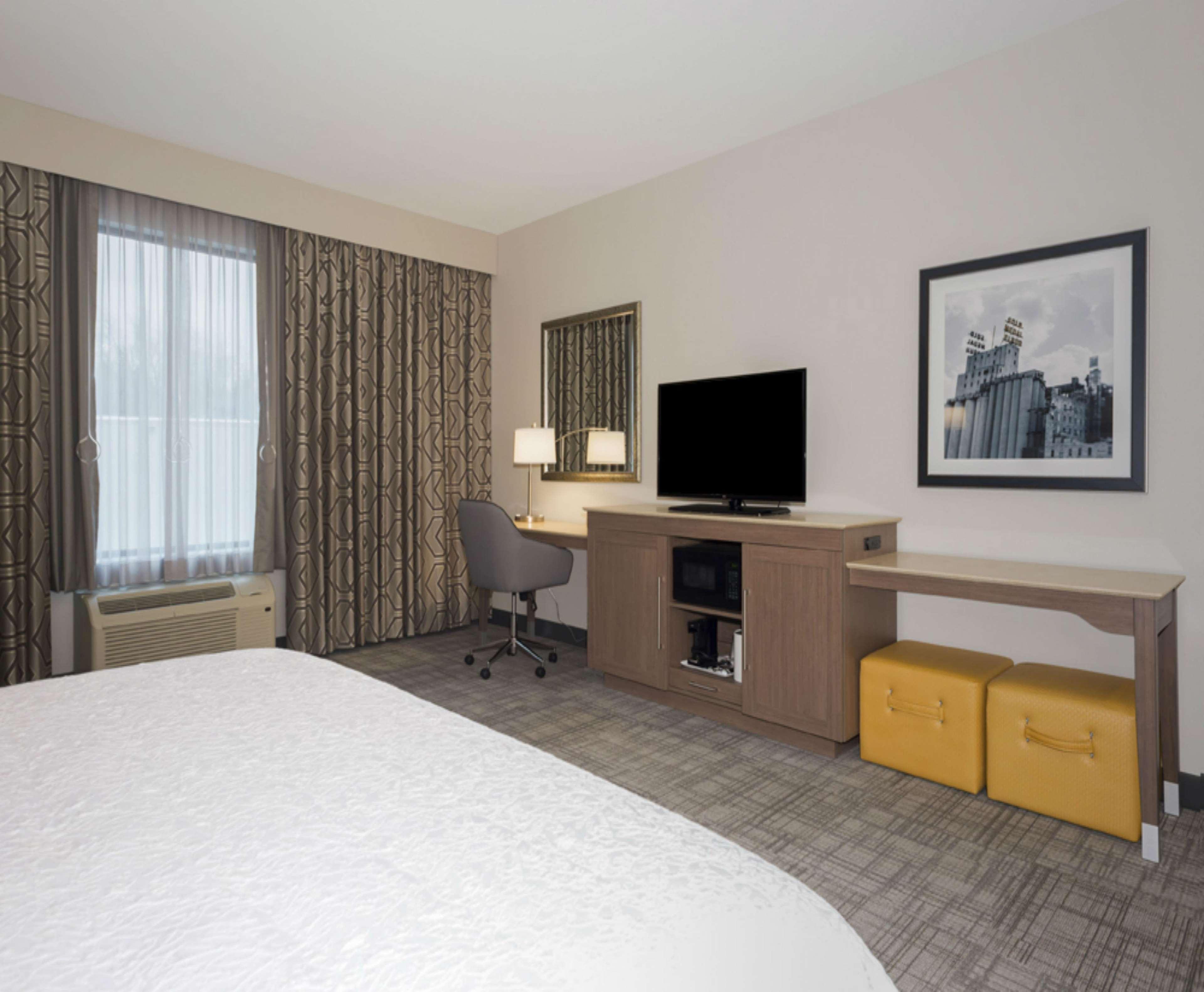 Hampton Inn And Suites Minneapolis University Area, Mn Exterior photo